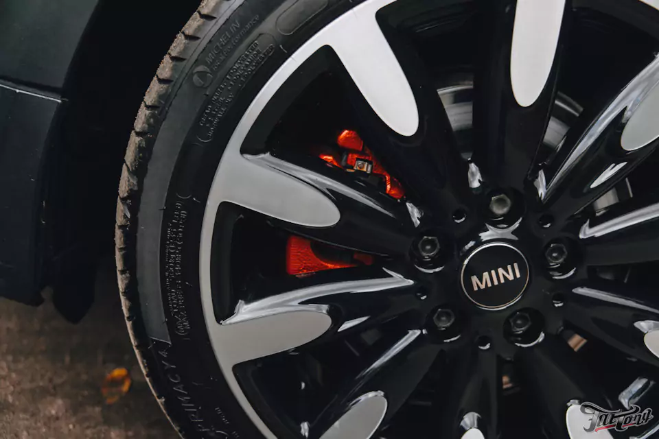 Оклеили Mini Cooper цветным полиуретаном, заменили хромированные детали, окрасили диски и суппорта, выполнили комплекс детейлинг-услуг и техническое обслуживание